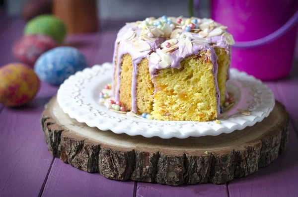 アーモンドの花びらのウサギとチューリップとイースターケーキ — ストック写真