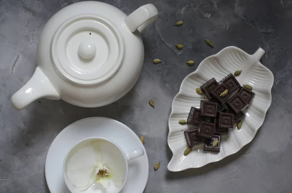 Hausgemachte Pralinen mit einer Teekanne und einer Tasse Kaffee — Stockfoto