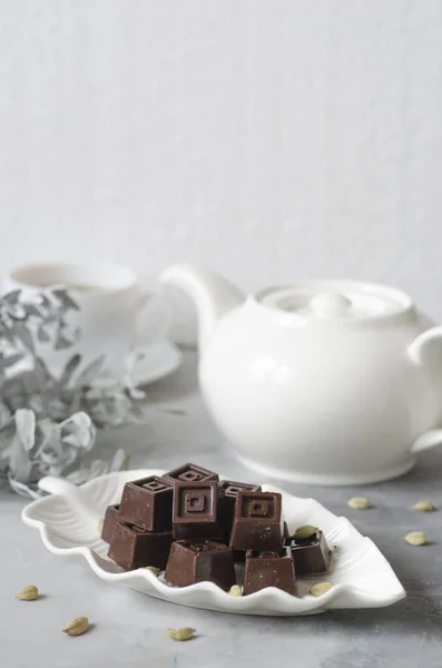 Домашний шоколад с чайником и чашкой кофе — стоковое фото