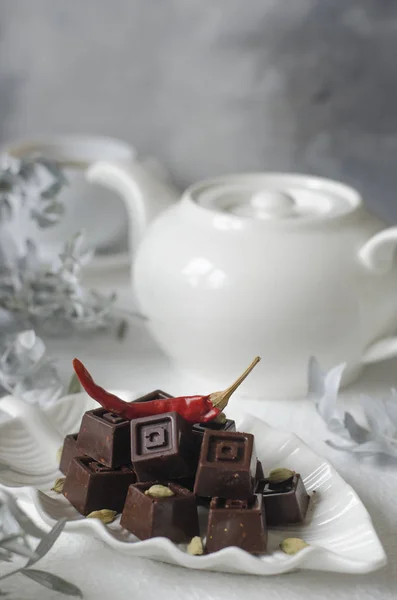 Hausgemachte Pralinen mit einer Teekanne und einer Tasse Kaffee — Stockfoto
