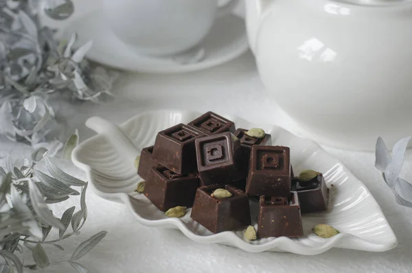 Cioccolatini fatti in casa con una teiera e una tazza di caffè — Foto Stock