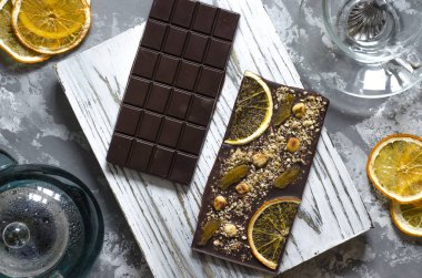 Ev yapımı çikolatalar, çaydanlık ve bir fincan çay. 