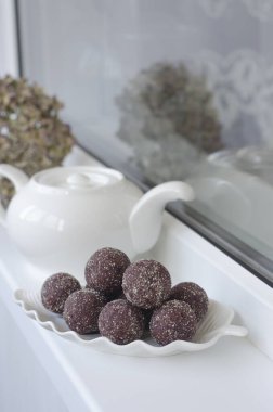 Yabanmersininden yapılan el yapımı şekerler hurma ve fındık  