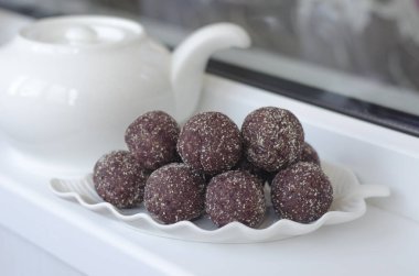 Yabanmersininden yapılan el yapımı şekerler hurma ve fındık  