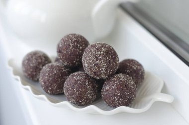 Yabanmersininden yapılan el yapımı şekerler hurma ve fındık  