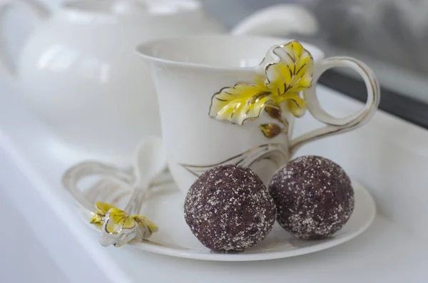 Handgemachte Bonbons Aus Preiselbeeren Datteln Und Nüssen — Stockfoto