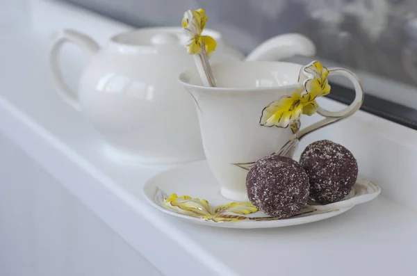 Handgemachte Bonbons Aus Preiselbeeren Datteln Und Nüssen — Stockfoto