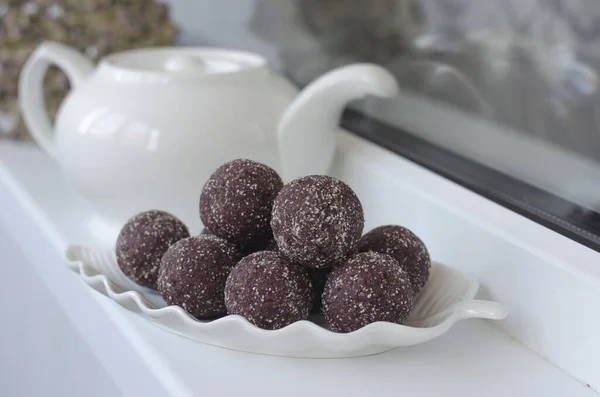 Handgemachte Bonbons Aus Preiselbeeren Datteln Und Nüssen — Stockfoto