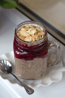 Kiraz reçelli Chia Pudingi ve Badem Yaprağı  