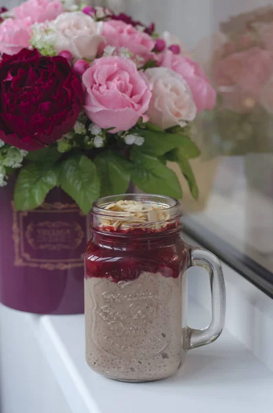 Budino Chia Con Confettura Ciliegie Petali Mandorle — Foto Stock