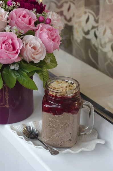 Budino Chia Con Confettura Ciliegie Petali Mandorle — Foto Stock