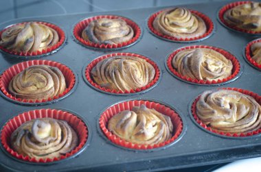 Tarçınlı ve baston şekerli katmanlı çörekler    