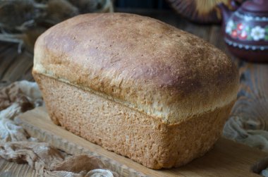 Evdeki maya üzerindeki süt ekmeği tahtadaki kırmızı formda.  