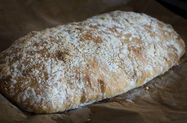 Tahtada dilimlenmiş İtalyan ciabatta ekmeği  