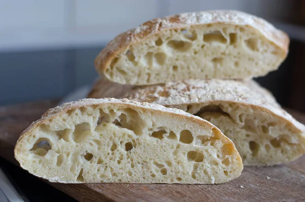Italienisches Ciabatta Brot Scheiben Auf Einem Brett — Stockfoto