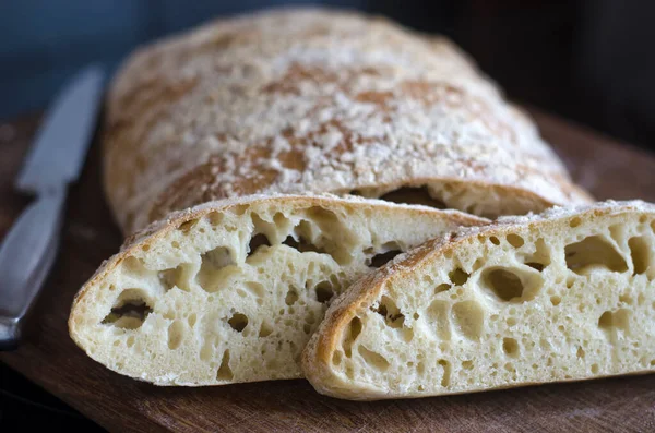 Italienisches Ciabatta Brot Scheiben Auf Einem Brett — Stockfoto