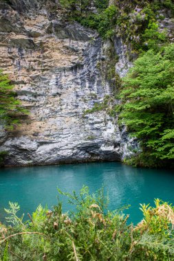 Abhazya 'daki Ritsa Gölü Dağı. Sisin içindeki dağlar.