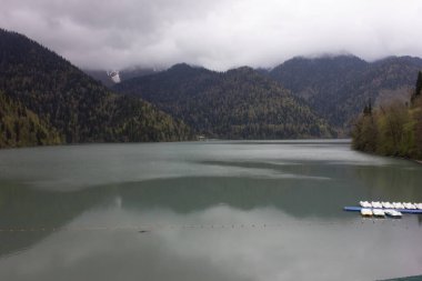 Abhazya 'daki Ritsa Gölü Dağı. Sisin içindeki dağlar.