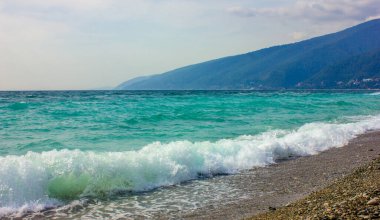 Kumsalın gezinti güvertesi. Abhazi 'deki Karadeniz dalgasının yakın plan fotoğrafı.