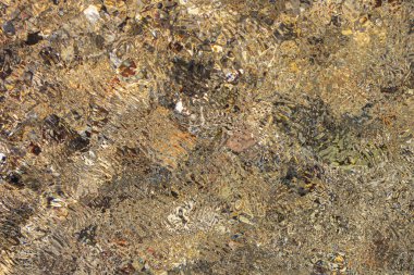 Denizde dalgalar patlıyor. Arka plan için su damlaları ve çizgileri.