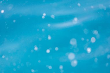 Denizde dalgalar patlıyor. Arka plan için su damlaları ve çizgileri.