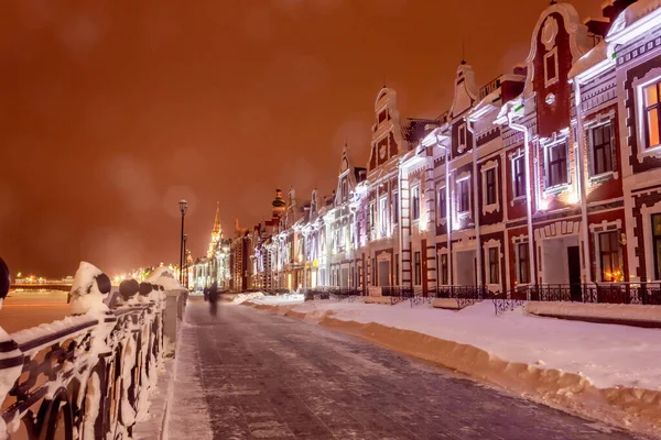 ロシア イルミネーションされた遊歩道のヨシュカル オラの夜景 — ストック写真