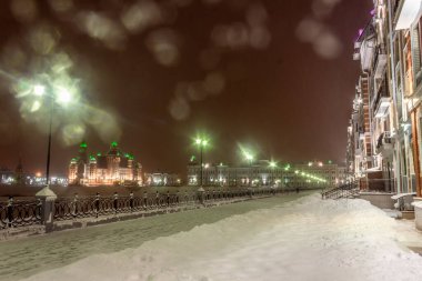 Rusya ve Yoshkar-Ola Aydınlanmış gezinti alanının gece görüşü.