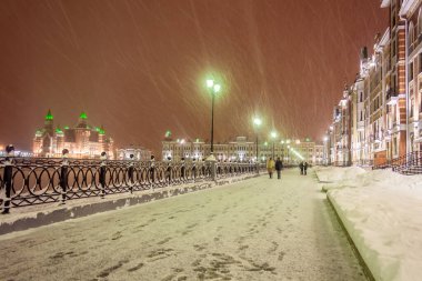 Rusya ve Yoshkar-Ola Aydınlanmış gezinti alanının gece görüşü.