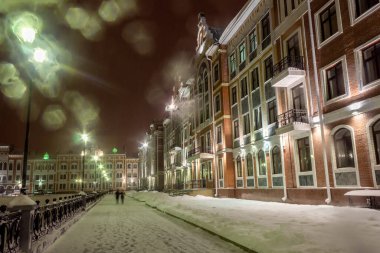 Rusya ve Yoshkar-Ola Aydınlanmış gezinti alanının gece görüşü.