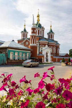 Kolomna, Moskova Oblastı, Rusya -23 / 06 / 2019 - Bahar çiçeklerinin arasında Kutsal Haçın Yüceltilmesi Katedrali.