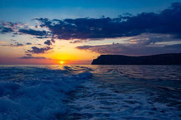 Wütende Meereswellen Bei Sonnenuntergang Ozean Gewitterwolken Meer — Stockfoto
