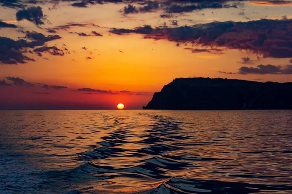 海の夕日で海の波を荒れ狂う 海に嵐の雲 — ストック写真