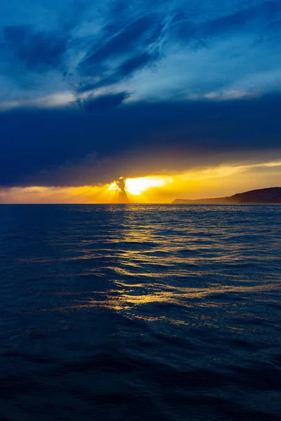 秋の嵐の後の夜の海の嵐の雲と荒れ狂う波 — ストック写真