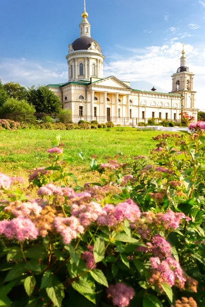 Kolomna Moscow Region Russia 2019 Church Archangel Michael Spring Flowers — стоковое фото