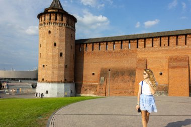 Kolomna, Moskova Oblastı, Rusya -23 / 06 / 2019 - Kremlin duvarının bahar çimenleri ve yaprakları arasında bir parçası. Kremlin 'in tuğla işi.