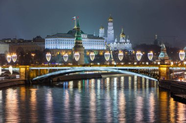 Rusya Moskova. Gece şehri manzarası. Rusya Federasyonu 'nun Kremlin' i ışıklarla aydınlatılır..