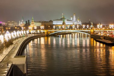 Rusya Moskova. Gece şehri manzarası. Rusya Federasyonu 'nun Kremlin' i ışıklarla aydınlatılır..