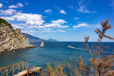 Kırım, Yalta. Deniz manzarası ve uçurumlar. Kırım 'da turizm. Bir deniz manzarasının yaz fotoğrafı.