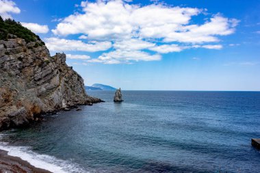 Kırım, Yalta. Deniz manzarası ve uçurumlar. Kırım 'da turizm. Bir deniz manzarasının yaz fotoğrafı.