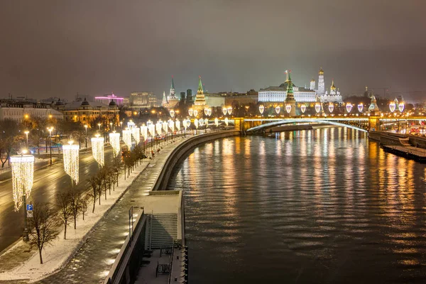 ロシア モスクワ 夜の街の眺め ロシア連邦のクレムリンは光に照らされています — ストック写真