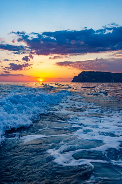 Wütende Meereswellen Bei Sonnenuntergang Ozean Gewitterwolken Meer — Stockfoto