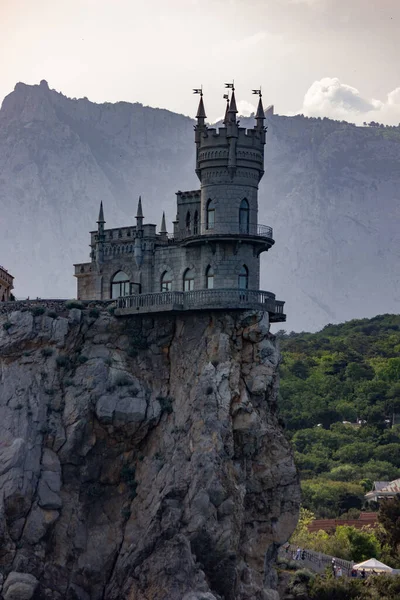 克里米亚 雅尔塔 城堡的景观 克里米亚的旅游业 城堡矗立在岩石上 — 图库照片