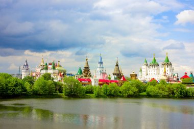 Rusya Moskova. Nehirden Izmailovsky Kremlin 'e bakın. Panorama.