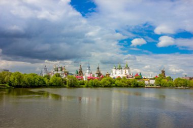 Rusya Moskova. Nehirden Izmailovsky Kremlin 'e bakın. Panorama.