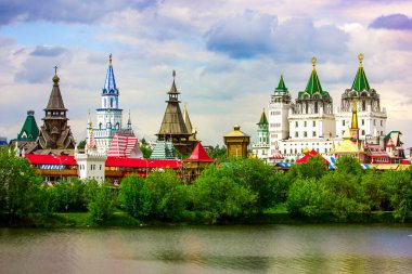 Rusya Moskova. Nehirden Izmailovsky Kremlin 'e bakın. Panorama.