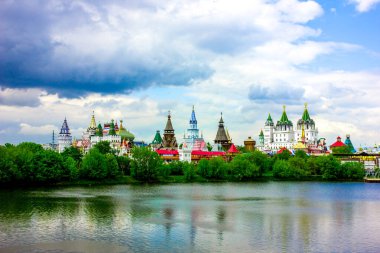 Rusya Moskova. Nehirden Izmailovsky Kremlin 'e bakın. Panorama.