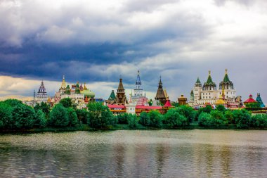 Rusya Moskova. Nehirden Izmailovsky Kremlin 'e bakın. Panorama.