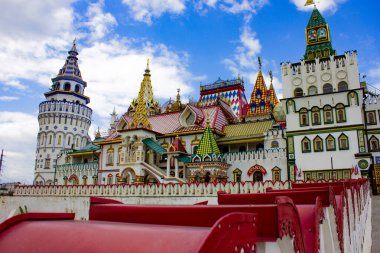 Rusya Moskova. Izmailovsky Kremlin. Kremlin 'in girişine yakın binalar.
