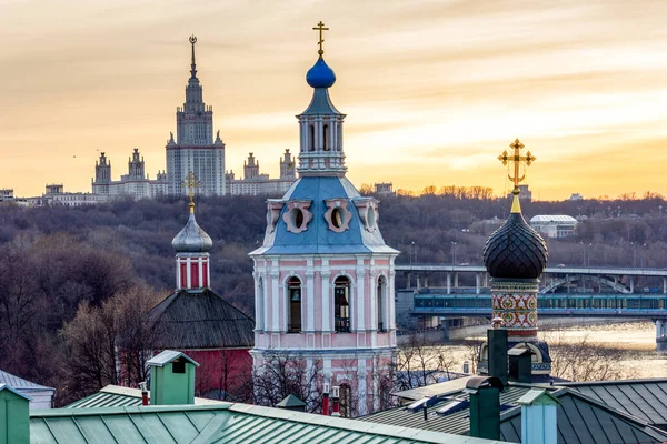 Rusya Gün Batımında Moskova Yürü Moskova Devlet Üniversitesi Moskova Katedralleri — Stok fotoğraf