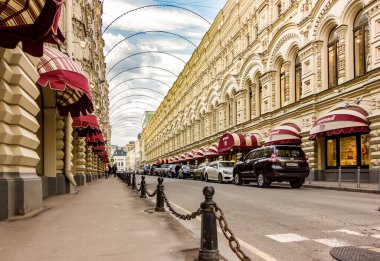 Moskova Ana Mağazası (GUM) Güneşli bir gün, alışveriş merkezinde dolaşın.